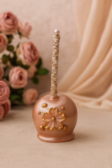 Rosa Dekoration mit goldenen Details und einer blühenden Verzierung.